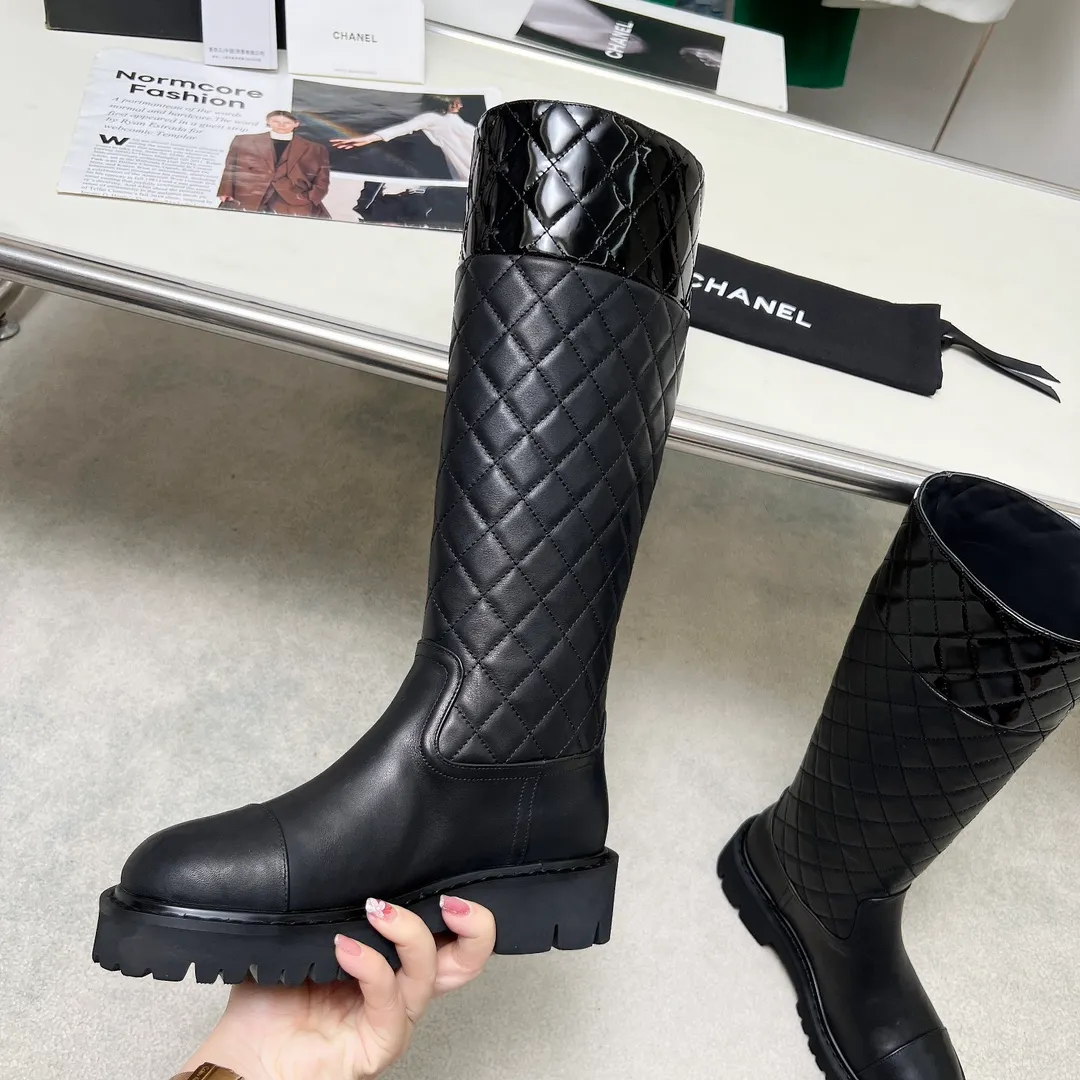👟👟Ex-factory price 940👟👟 High version of Chanel CHANEL, 🌞🌞🌞Xiaoxiang 2024b autumn and winter counter’s latest short boots, a must-have item for this autumn and winter! ! Ms. Chanel loves simple yet irresistible combinations to show her unique style. Mix and match freely to shine⚡Follow Grandma’s fashion steps! ! ! The top-notch craftsmanship and texture are perfectly presented. No matter any details, you can compare them with the counters. The best quality products can be entered and exited from the counters at will! ! ❶Fabric: Imported cowhide➕Patent leather➕Electric embroidered rhombus ❷Inner lining: Imported sheepskin➕cowhide ❸Foot pads: Imported cowhide lining ❹Outsole: Original molded sole ❺Heel height: 5cm ❻Boot shaft height: 14.5 inches ❼Number: 35-40 (40 and 41 are customized and non-refundable)